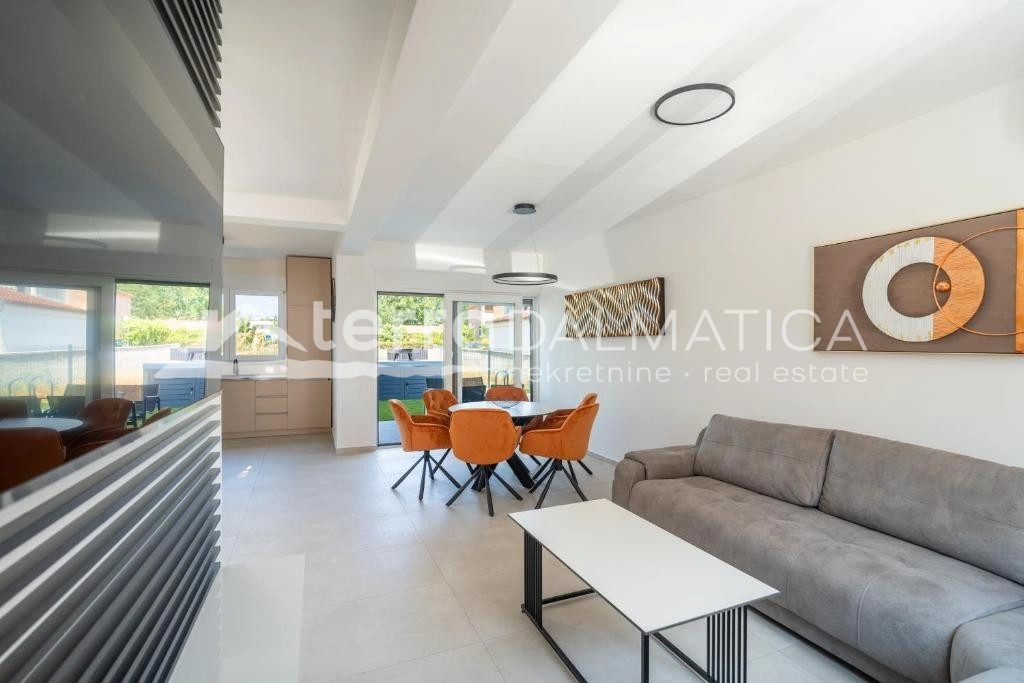 Doppelhaushälfte Privlaka mit Swimmingpools, 150 m vom Meer entfernt