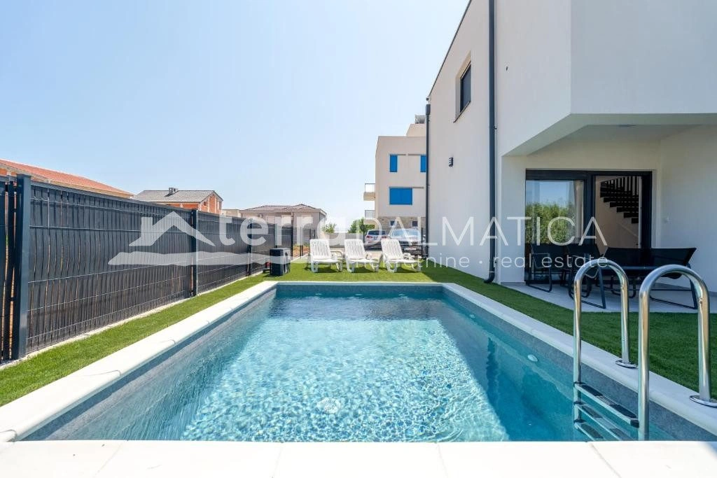 Doppelhaushälfte Privlaka mit Swimmingpools, 150 m vom Meer entfernt