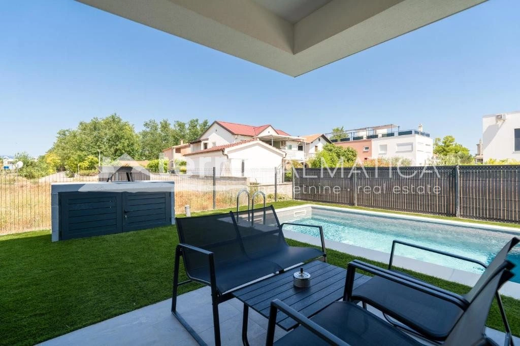 Doppelhaushälfte Privlaka mit Swimmingpools, 150 m vom Meer entfernt