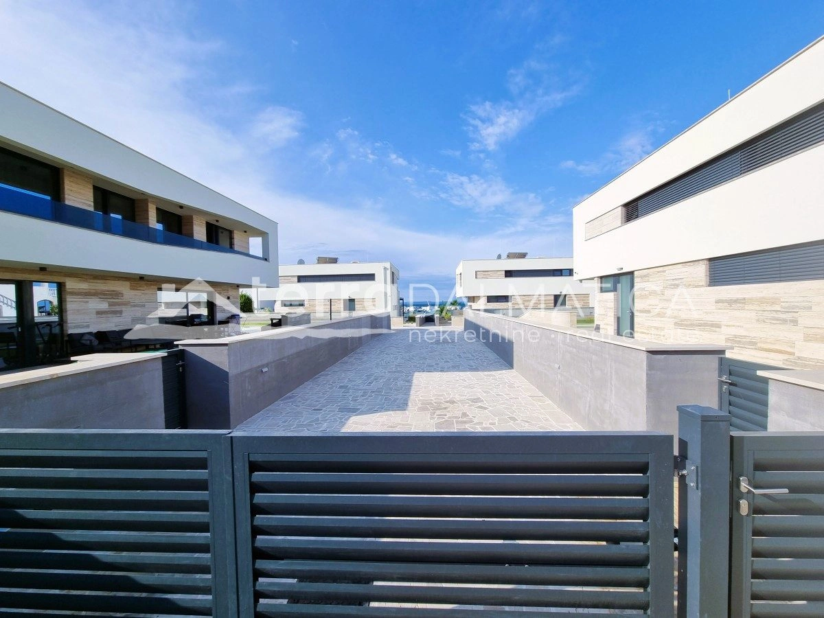 Privlaka – Villa in erster Reihe zum Meer mit Pool und Meerblick