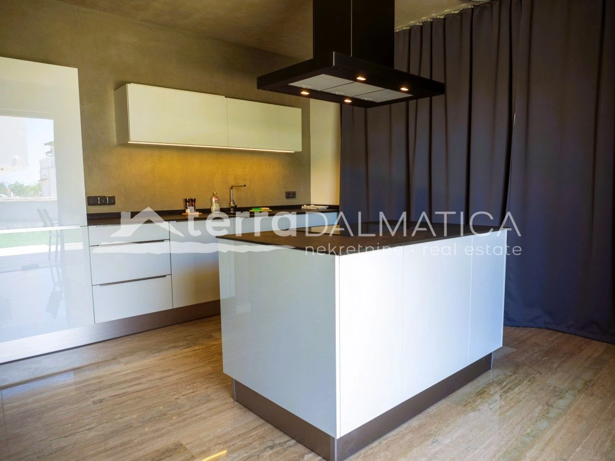 Privlaka – Villa in erster Reihe zum Meer mit Pool und Meerblick