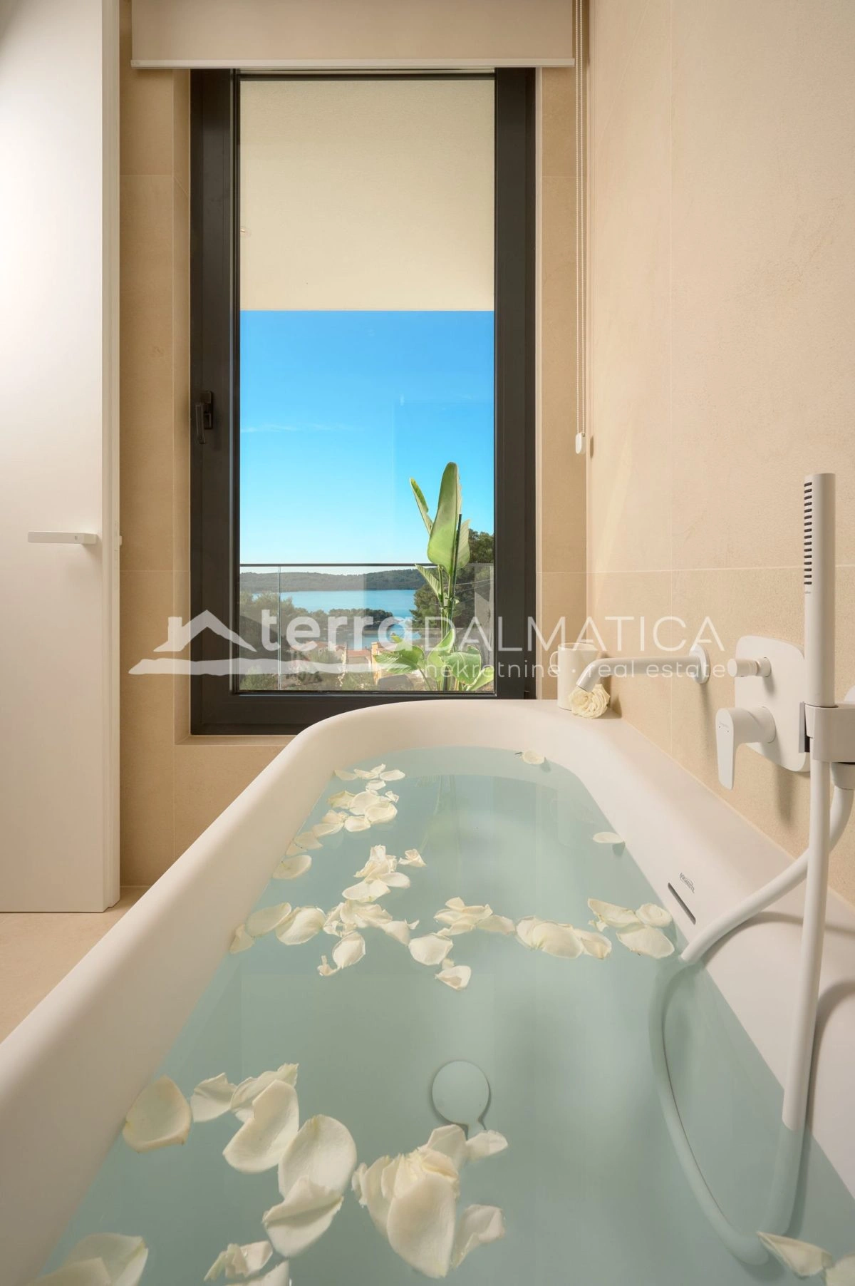 Kuća novogradnja na Čiovu s panoramskim pogledom na more