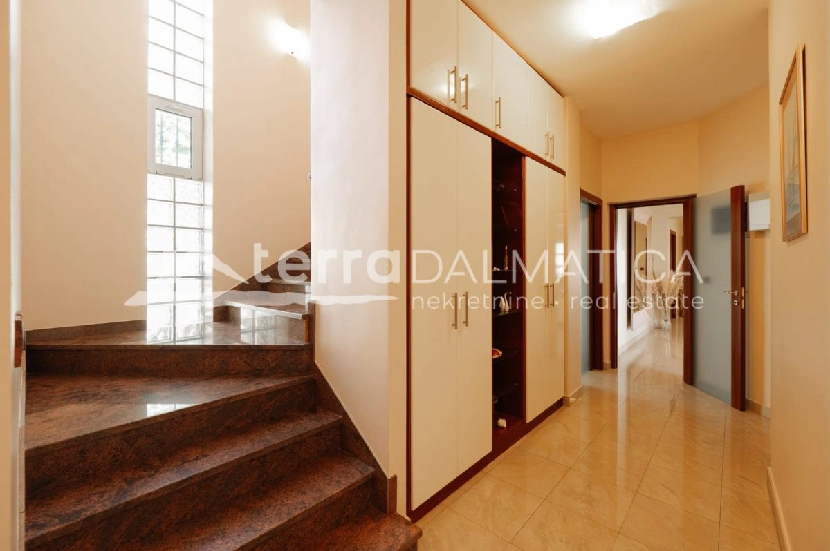 Luksuzna vila Kožino s bazenom i pogledom na more