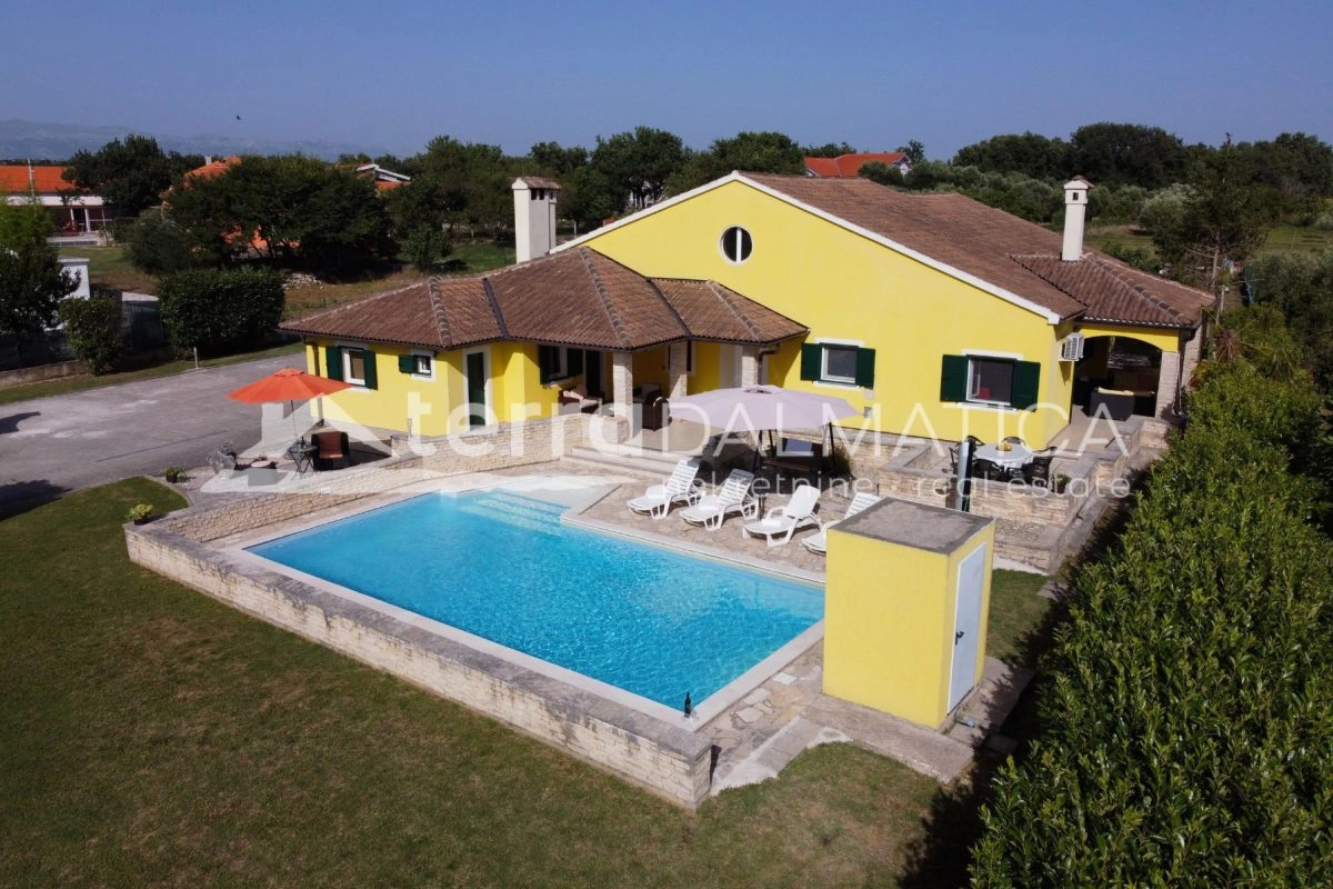 Kuća Poličnik s bazenom i uređenom okućnicom