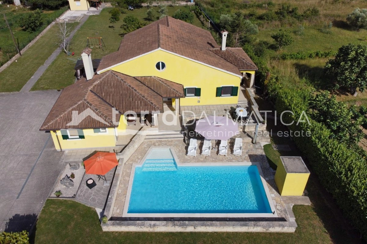 Kuća Poličnik s bazenom i uređenom okućnicom