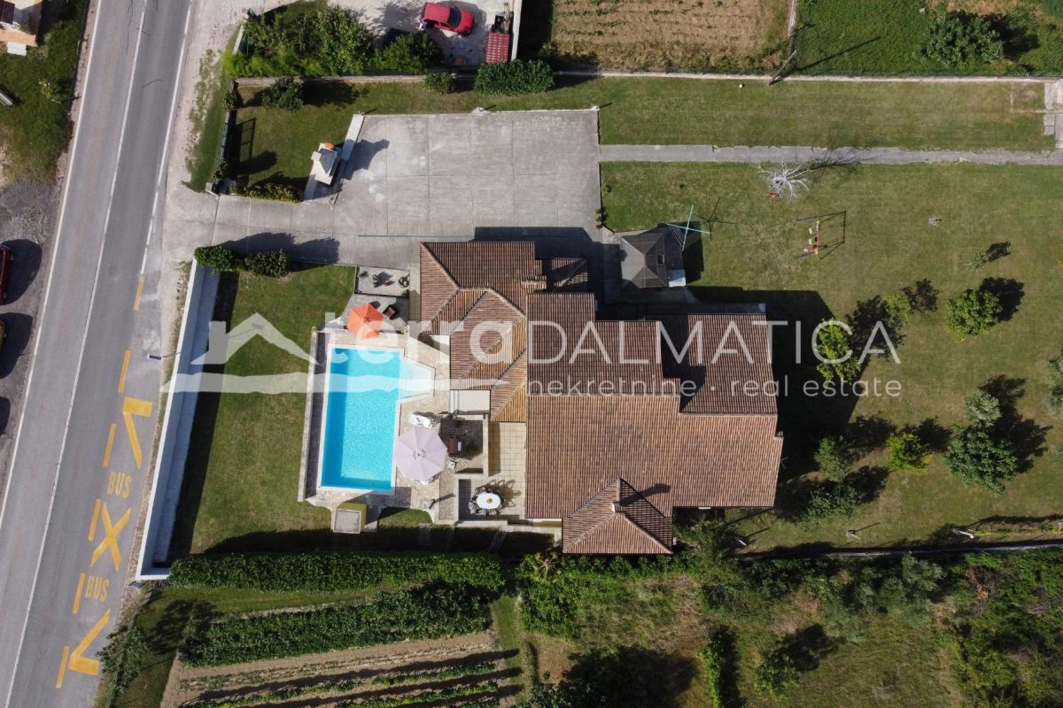 Kuća Poličnik s bazenom i uređenom okućnicom