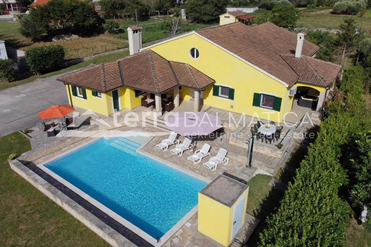 Kuća Poličnik s bazenom i uređenom okućnicom