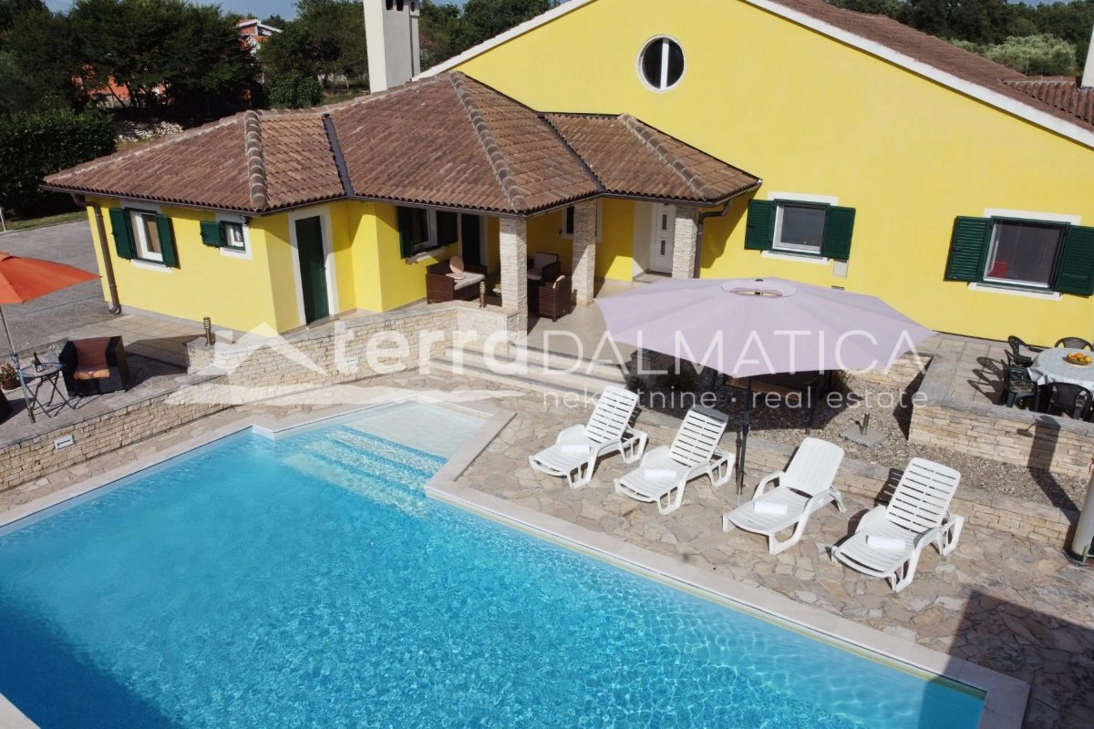 Kuća Poličnik s bazenom i uređenom okućnicom