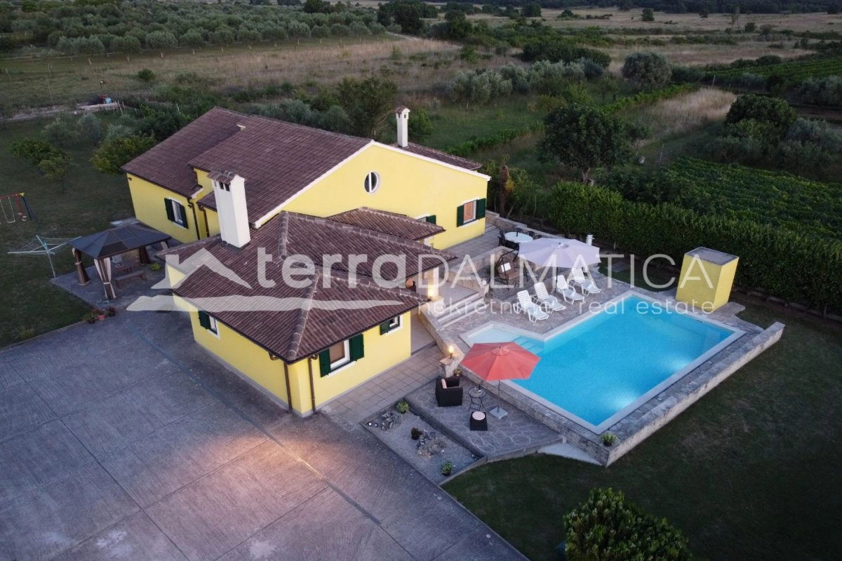 Kuća Poličnik s bazenom i uređenom okućnicom