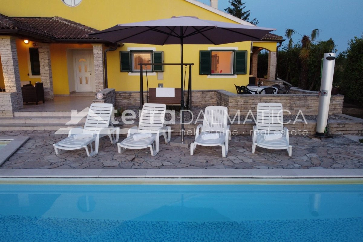 Kuća Poličnik s bazenom i uređenom okućnicom