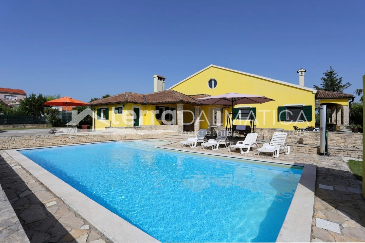 Kuća Poličnik s bazenom i uređenom okućnicom
