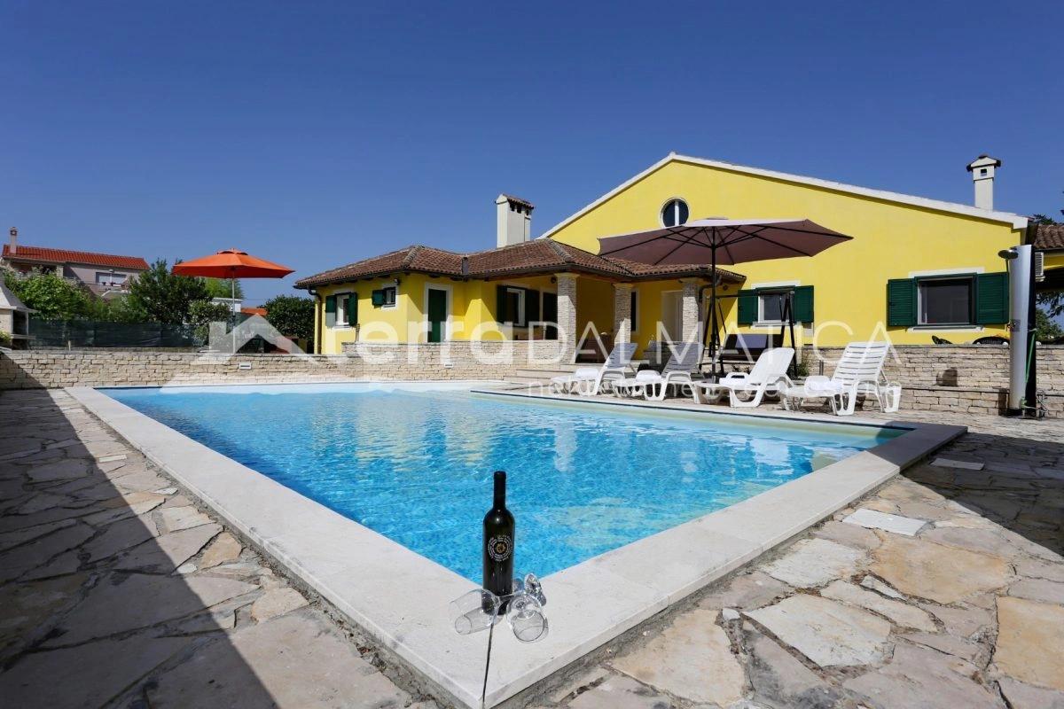 Kuća Poličnik s bazenom i uređenom okućnicom