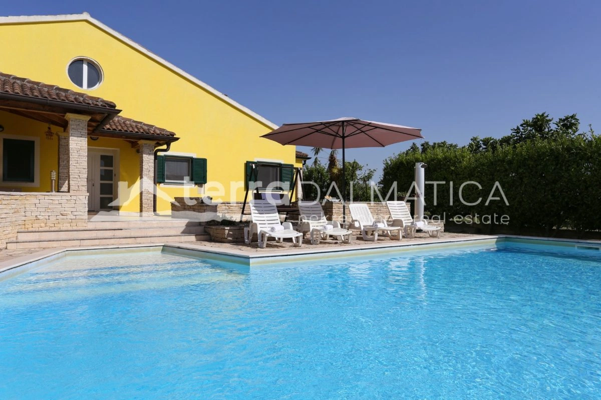 Kuća Poličnik s bazenom i uređenom okućnicom