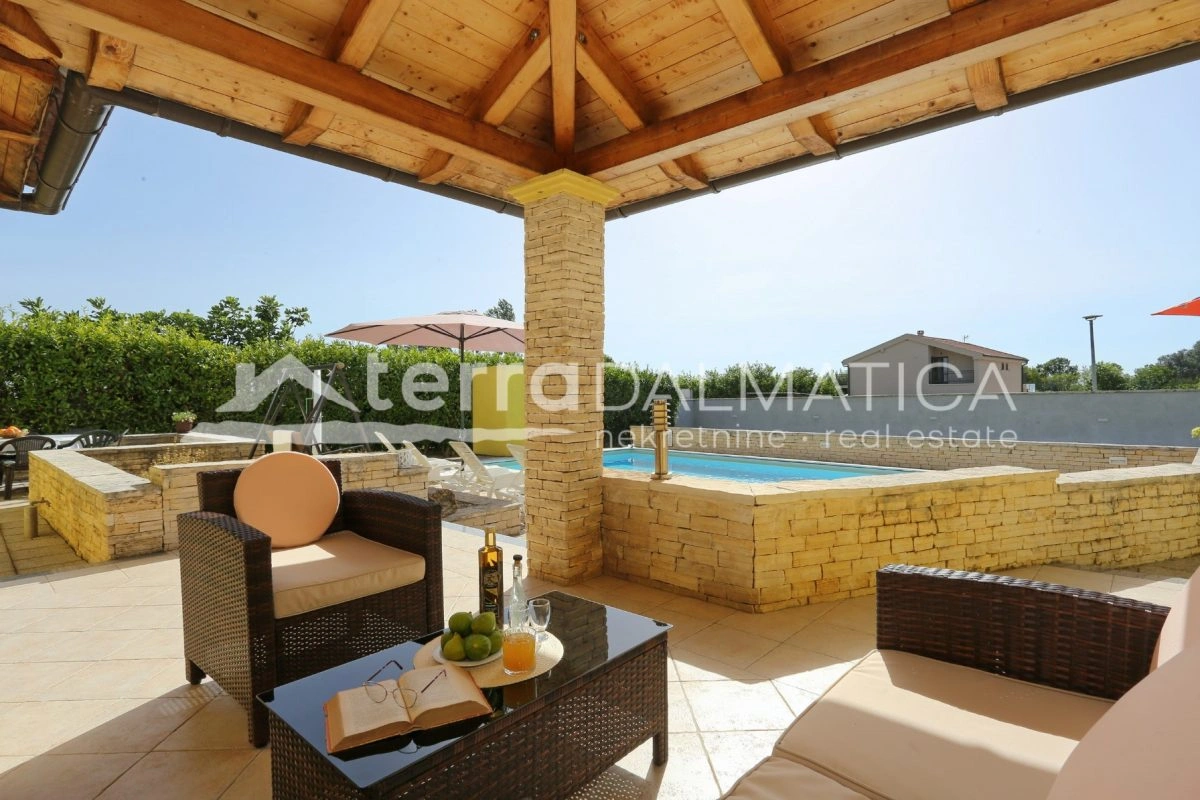 Kuća Poličnik s bazenom i uređenom okućnicom