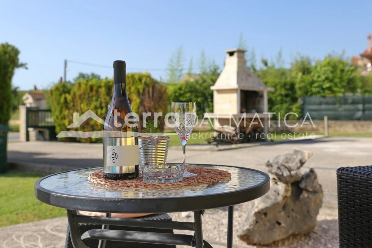 Kuća Poličnik s bazenom i uređenom okućnicom