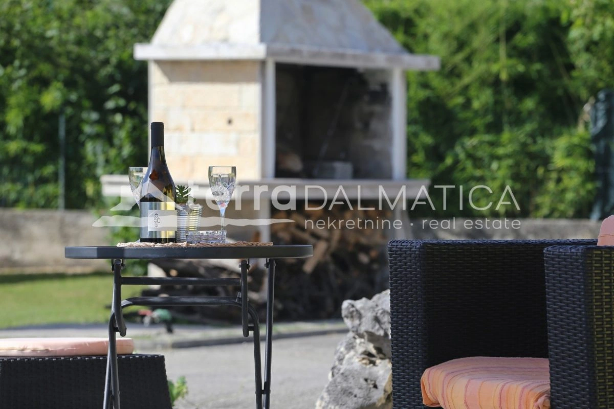 Kuća Poličnik s bazenom i uređenom okućnicom