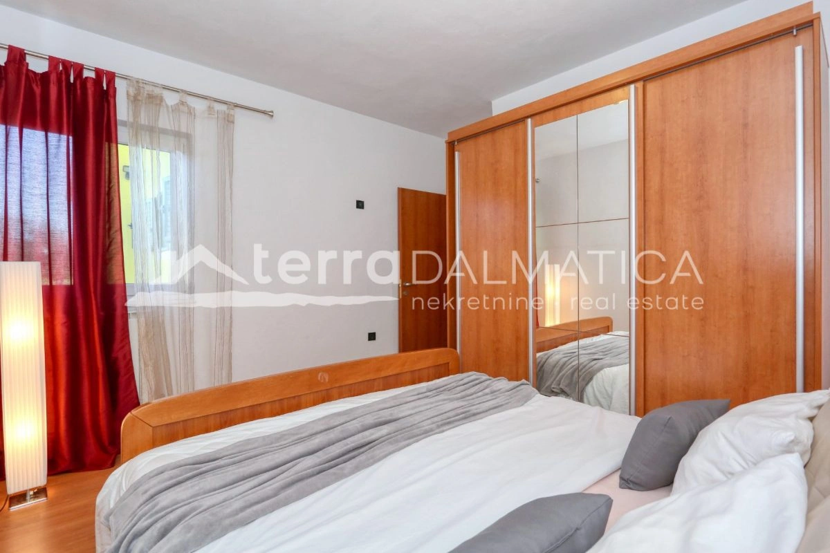 Kuća Poličnik s bazenom i uređenom okućnicom