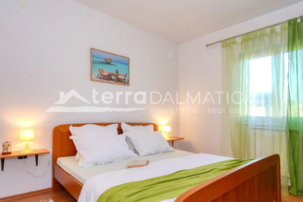 Kuća Poličnik s bazenom i uređenom okućnicom