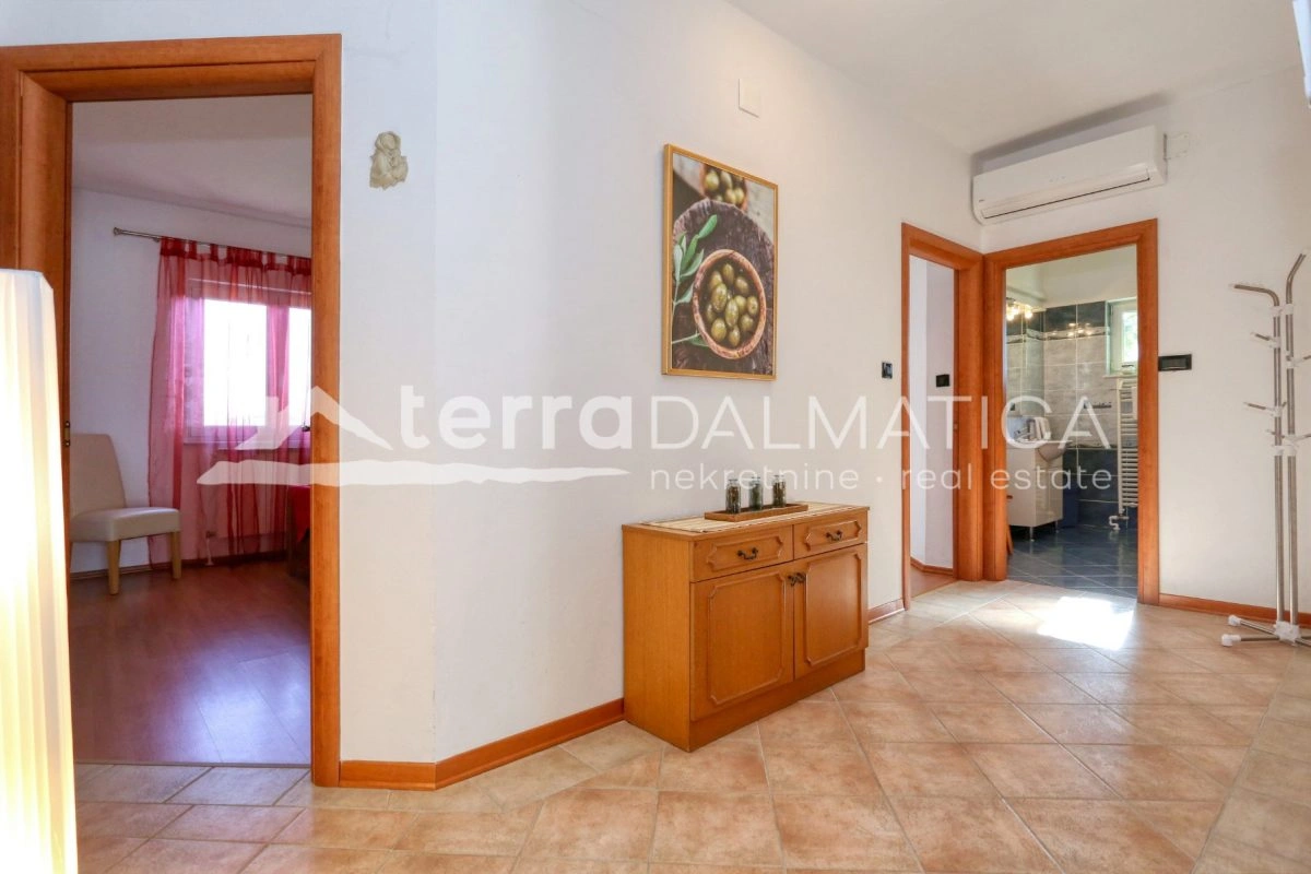 Kuća Poličnik s bazenom i uređenom okućnicom