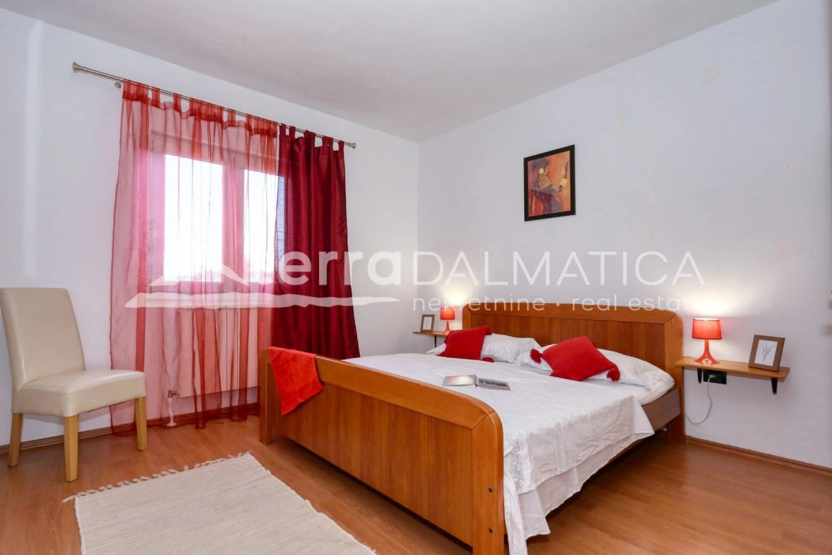 Kuća Poličnik s bazenom i uređenom okućnicom