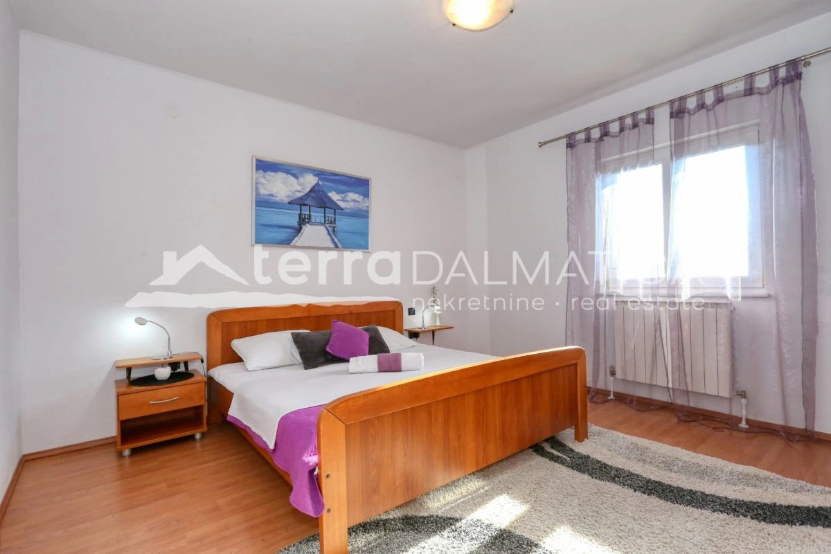 Kuća Poličnik s bazenom i uređenom okućnicom