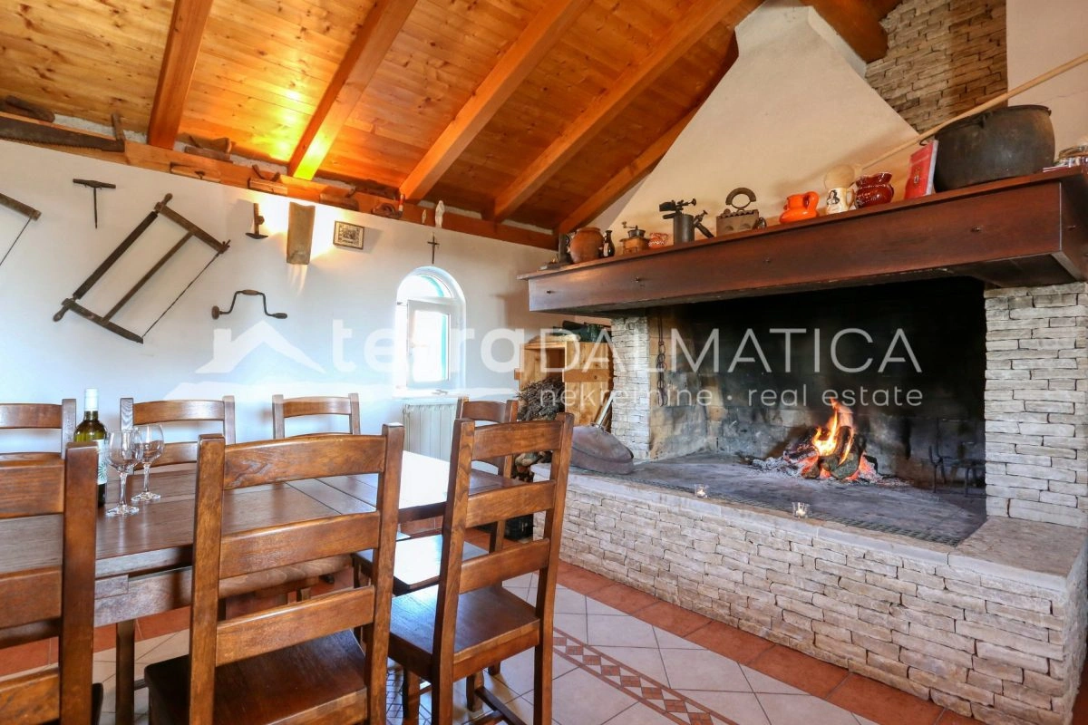 Kuća Poličnik s bazenom i uređenom okućnicom