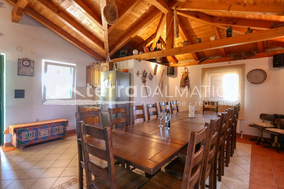 Kuća Poličnik s bazenom i uređenom okućnicom