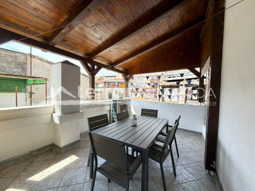 Authentisches dalmatinisches Steinhaus im Zentrum von Šibenik mit Terrasse