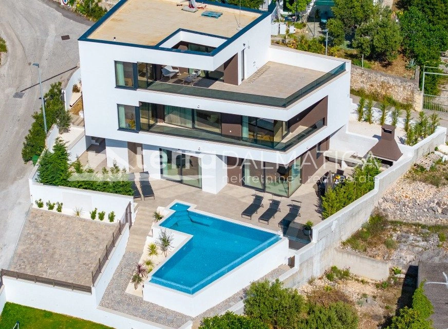 Vila u okolici Rogoznice s infinity bazenom, 100 m od mora