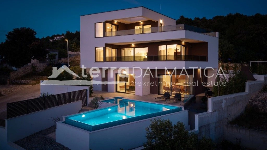 Vila u okolici Rogoznice s infinity bazenom, 100 m od mora