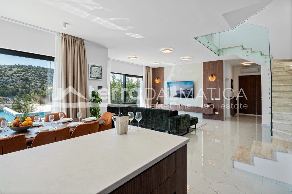 Vila u okolici Rogoznice s infinity bazenom, 100 m od mora
