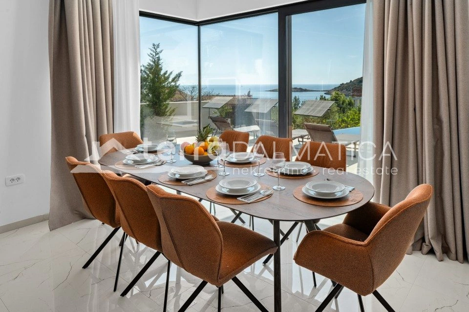 Vila u okolici Rogoznice s infinity bazenom, 100 m od mora