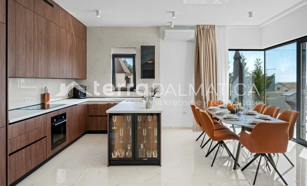 Vila u okolici Rogoznice s infinity bazenom, 100 m od mora