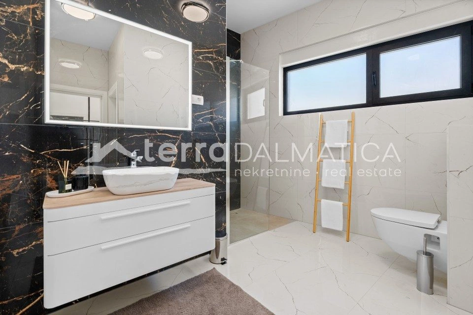 Vila u okolici Rogoznice s infinity bazenom, 100 m od mora