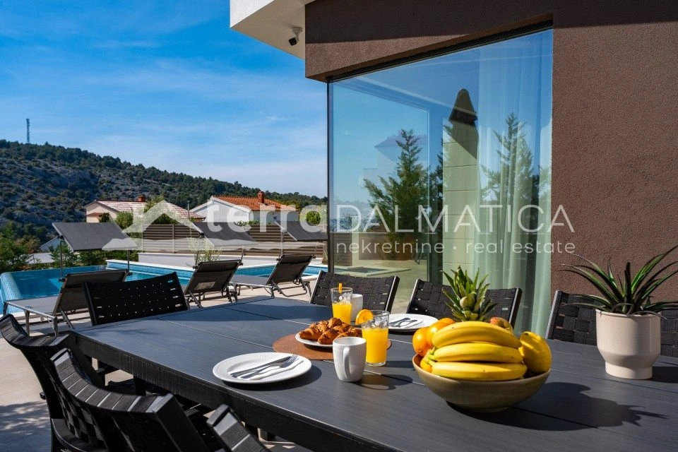 Vila u okolici Rogoznice s infinity bazenom, 100 m od mora