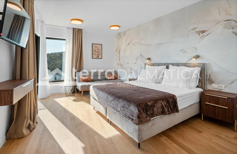 Vila u okolici Rogoznice s infinity bazenom, 100 m od mora