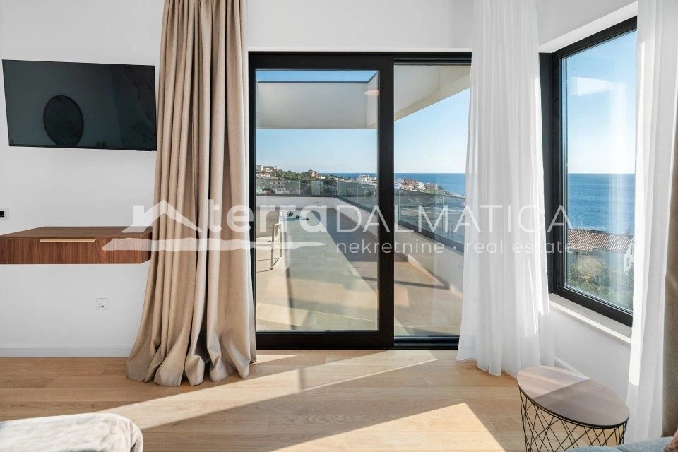Vila u okolici Rogoznice s infinity bazenom, 100 m od mora