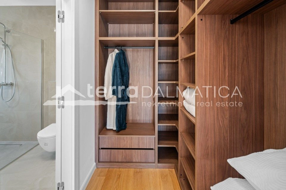 Vila u okolici Rogoznice s infinity bazenom, 100 m od mora