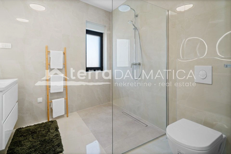 Vila u okolici Rogoznice s infinity bazenom, 100 m od mora