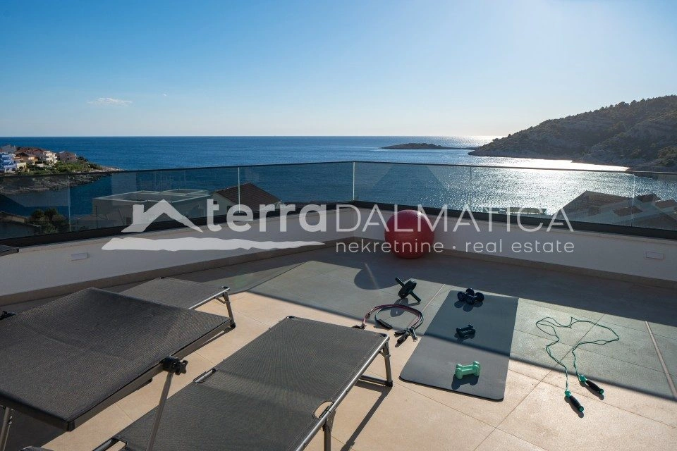 Vila u okolici Rogoznice s infinity bazenom, 100 m od mora
