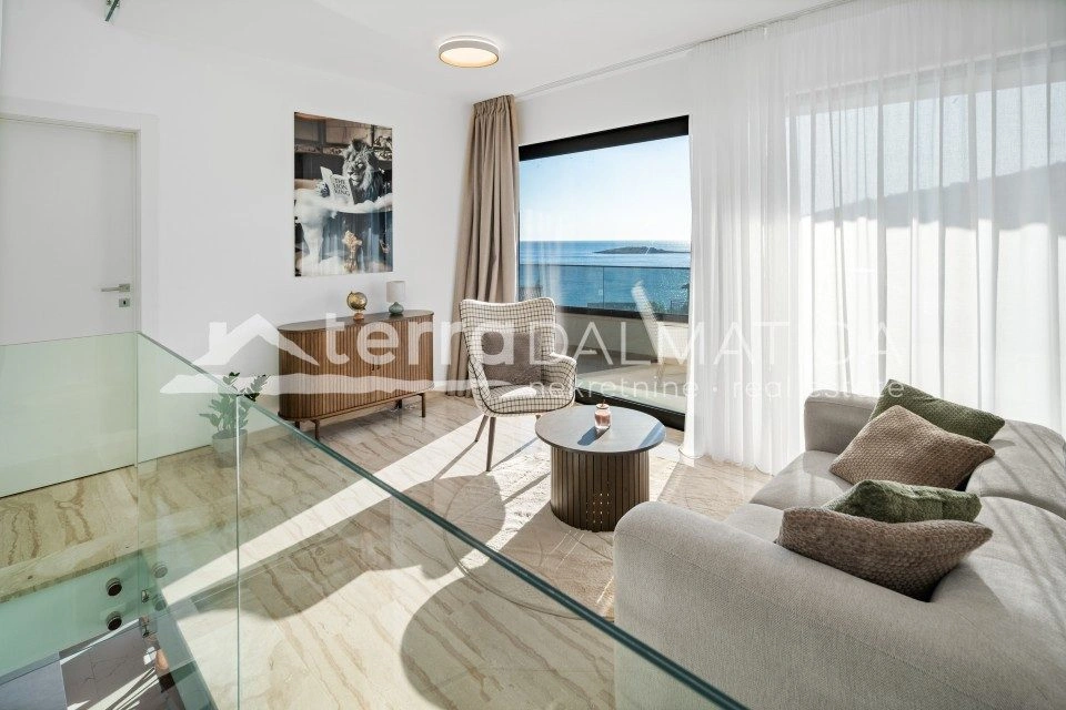 Vila u okolici Rogoznice s infinity bazenom, 100 m od mora