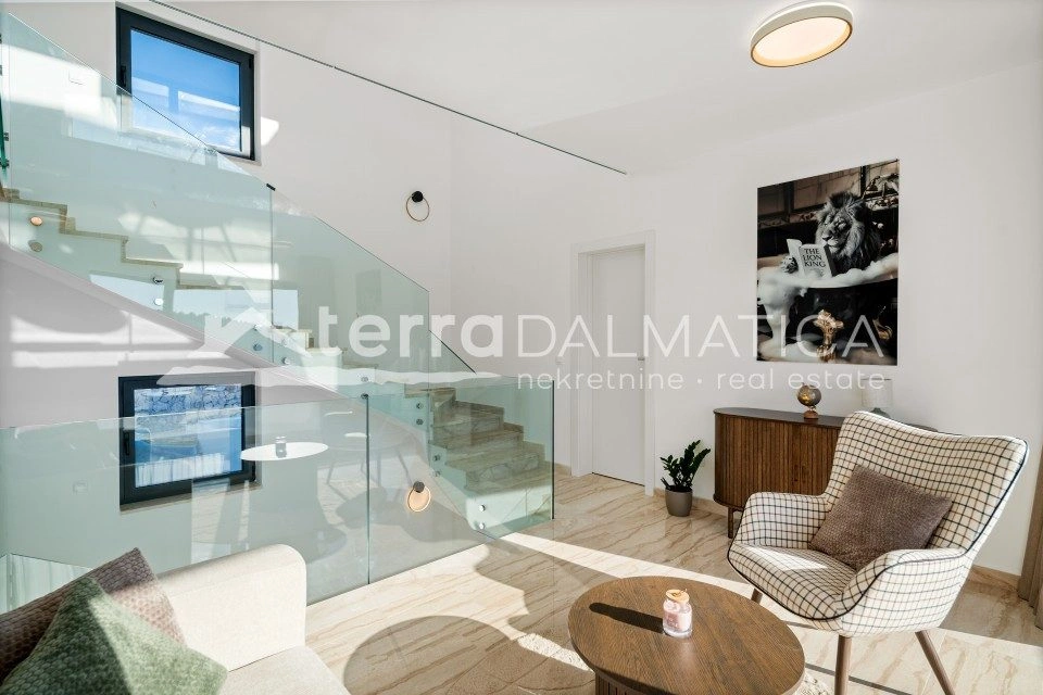 Vila u okolici Rogoznice s infinity bazenom, 100 m od mora