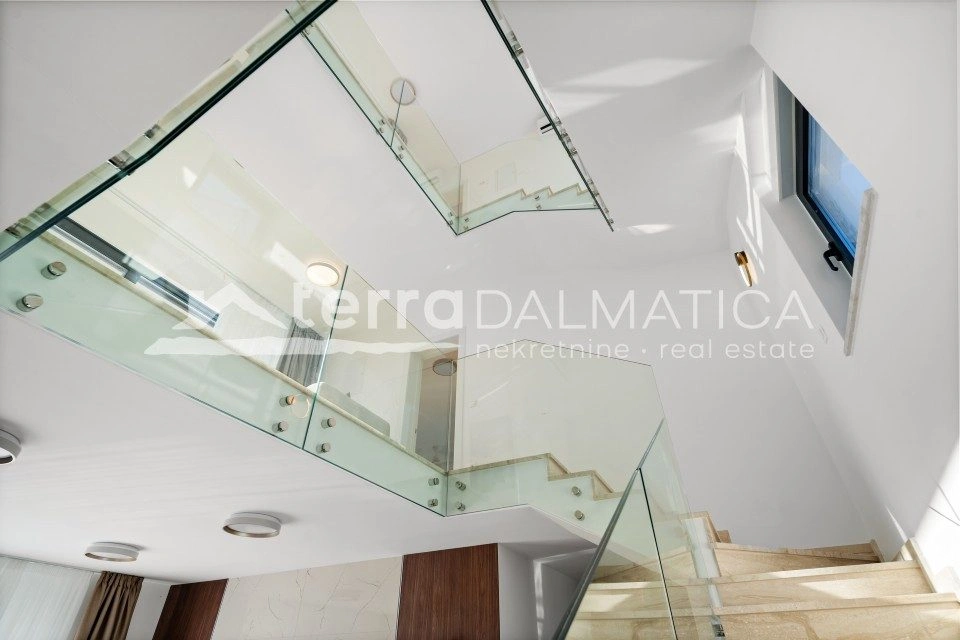Vila u okolici Rogoznice s infinity bazenom, 100 m od mora