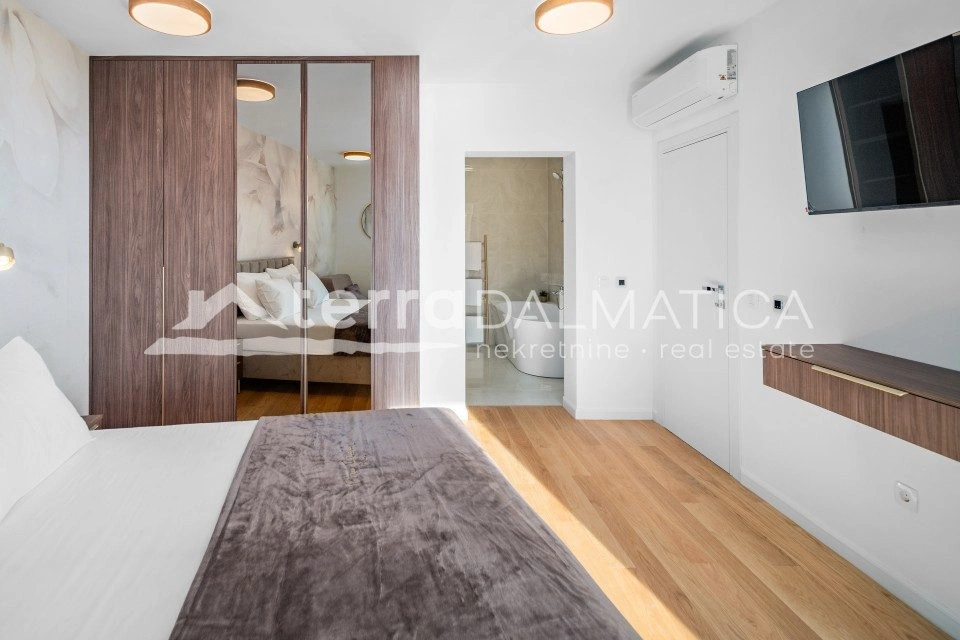 Vila u okolici Rogoznice s infinity bazenom, 100 m od mora