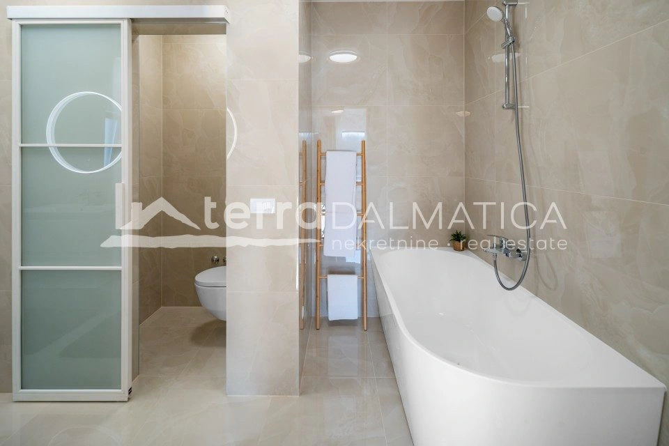 Vila u okolici Rogoznice s infinity bazenom, 100 m od mora
