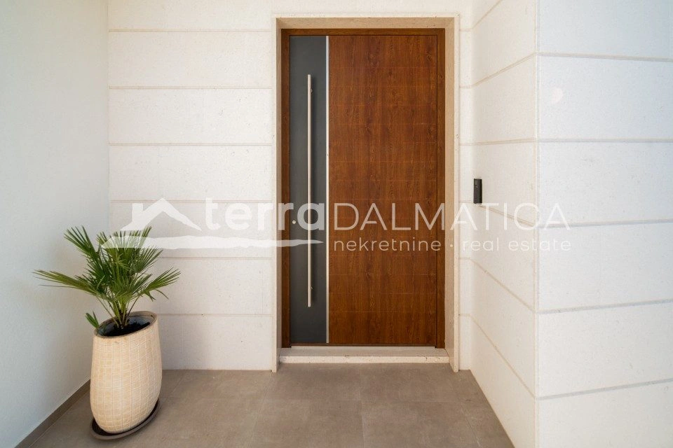 Vila u okolici Rogoznice s infinity bazenom, 100 m od mora