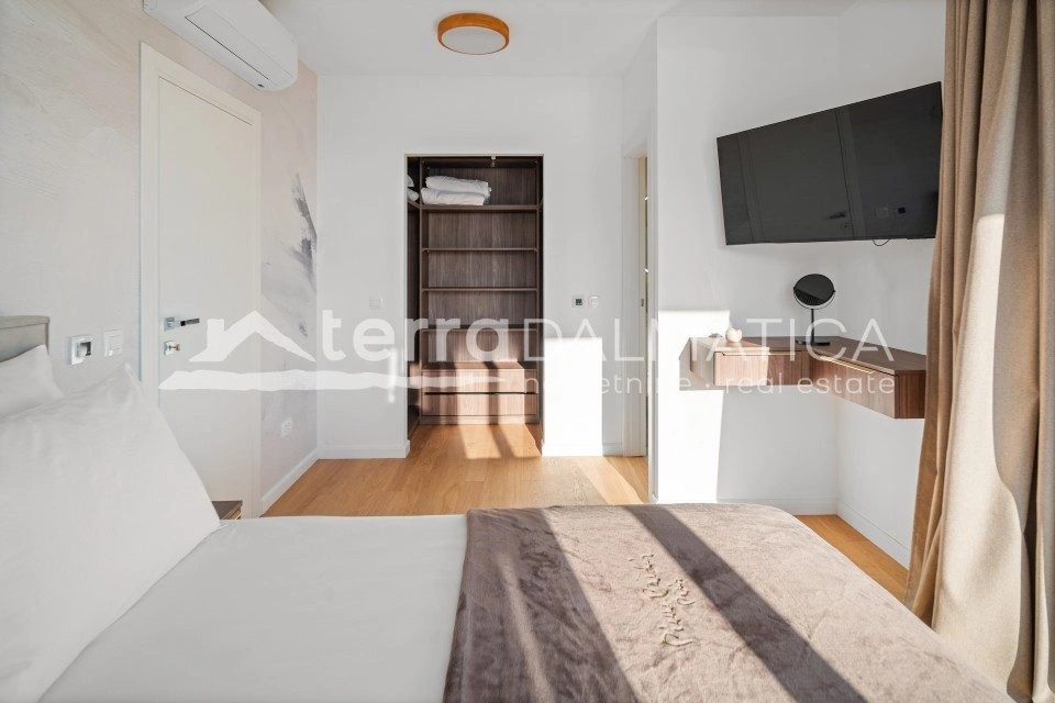 Vila u okolici Rogoznice s infinity bazenom, 100 m od mora