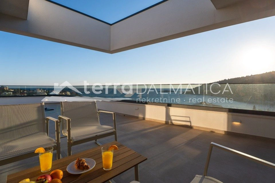 Vila u okolici Rogoznice s infinity bazenom, 100 m od mora