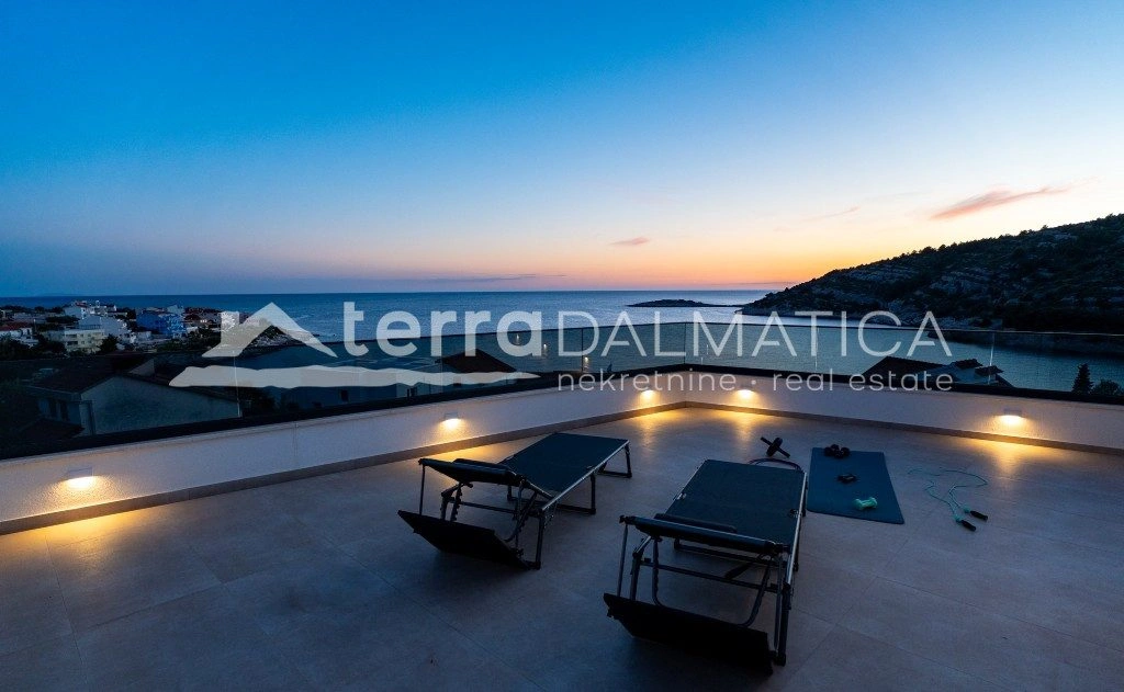 Vila u okolici Rogoznice s infinity bazenom, 100 m od mora