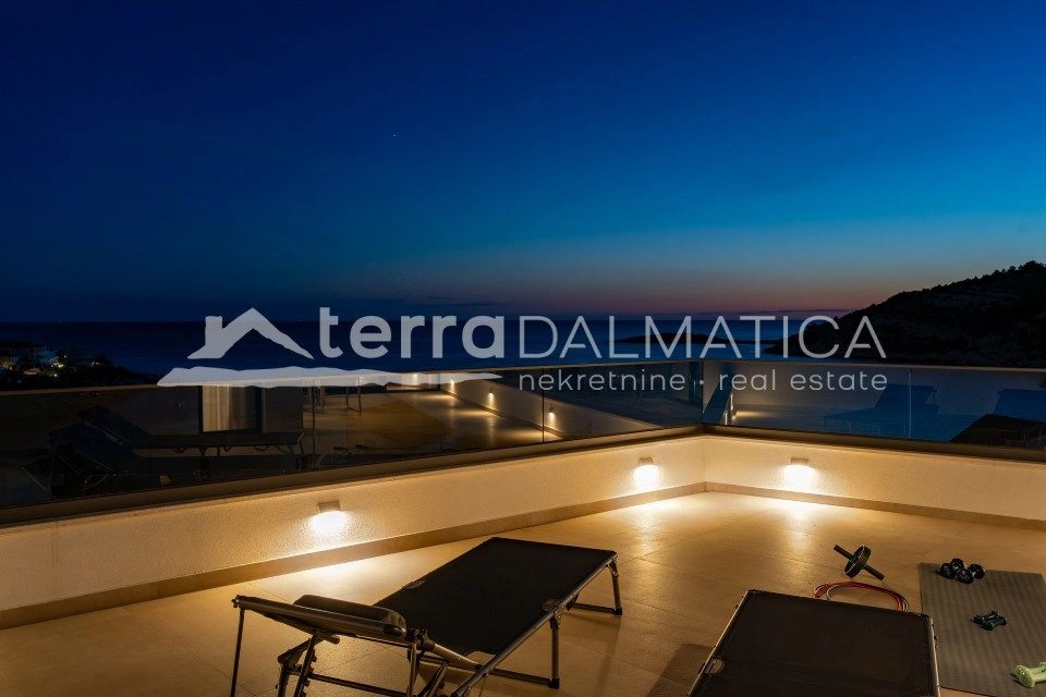 Vila u okolici Rogoznice s infinity bazenom, 100 m od mora